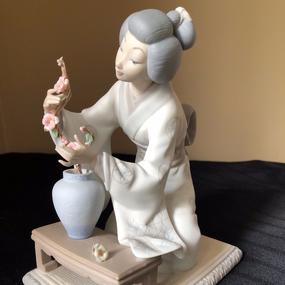 Lladro Japanese Geisha Flower Arranger